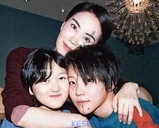 同是王菲的女兒，竇靖童和李嫣卻活成了完全相反的樣子